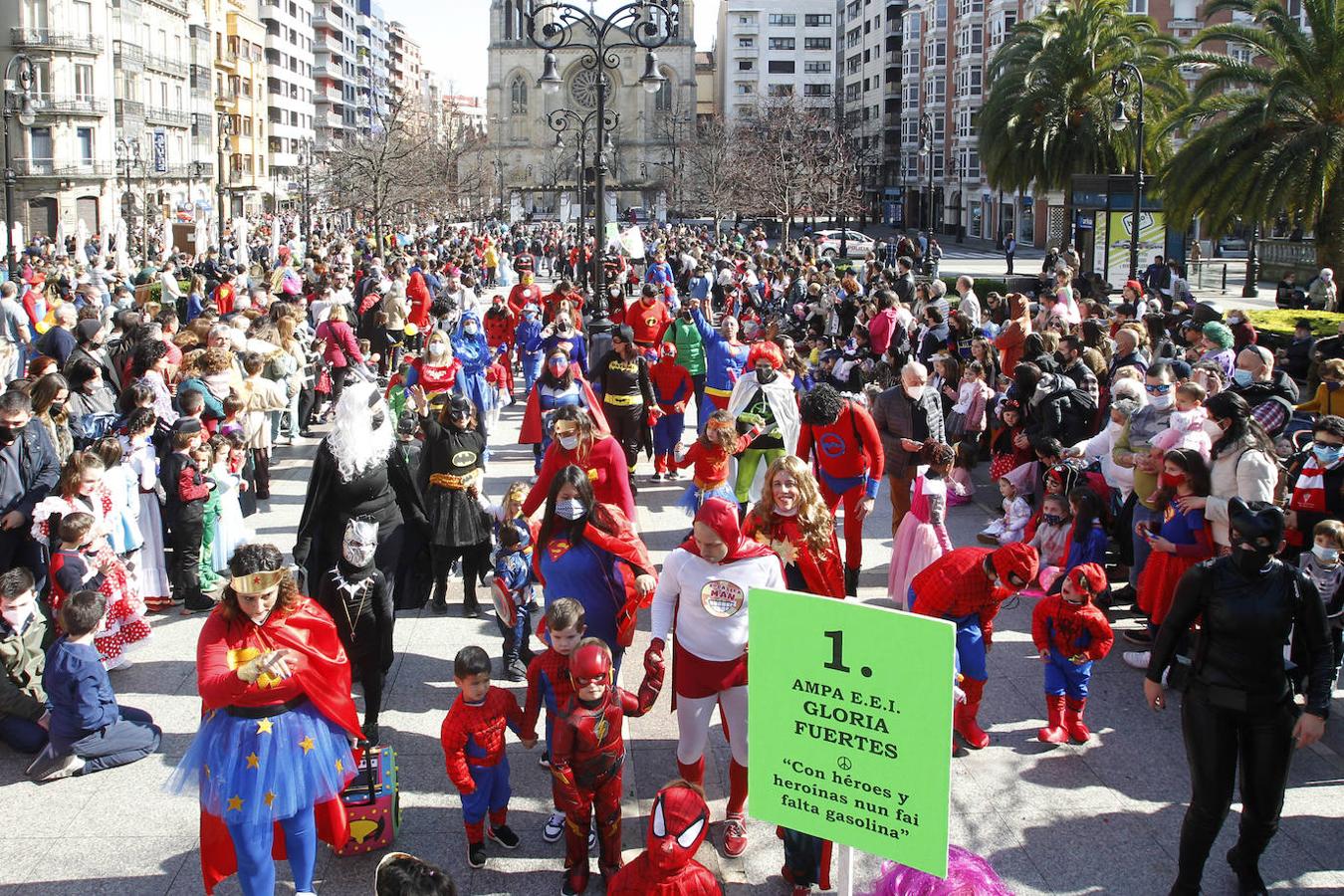 Fotos: Un pasacalles de &#039;pequeños héroes&#039; por las calles de Gijón