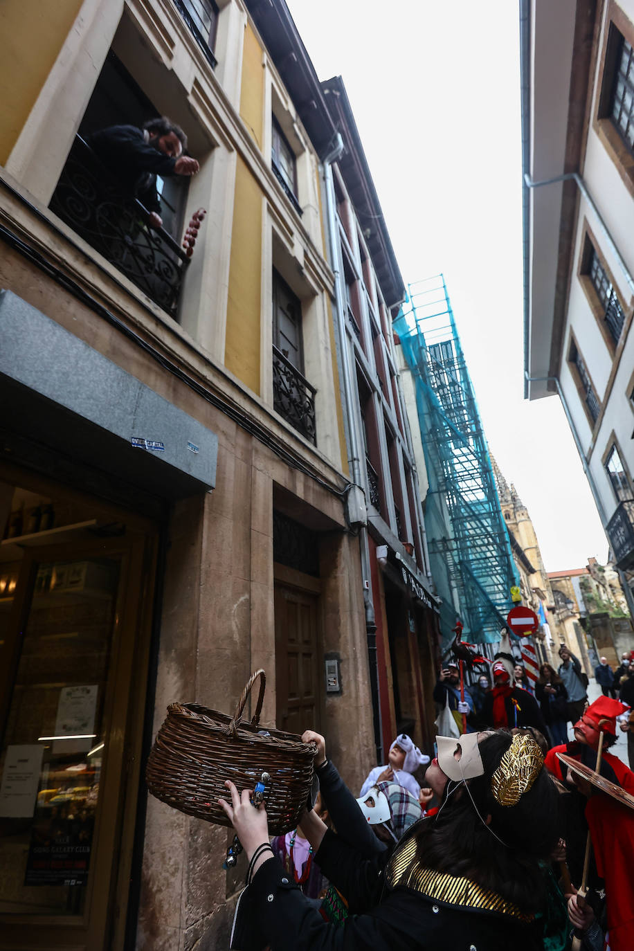 Con el cántico de «Arriba los Mazcaritos, abajos los aburridos', los un grupo de niños, disfrazados para la ocasión, celebra el Antroxu infantil y consiguen todo un botín de chuches