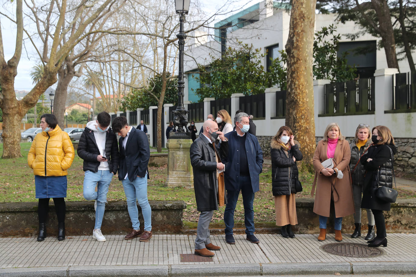 La familia despidió al expresidente del Sporting arropada por numerosas personas de todos los ámbitos locales y regionales