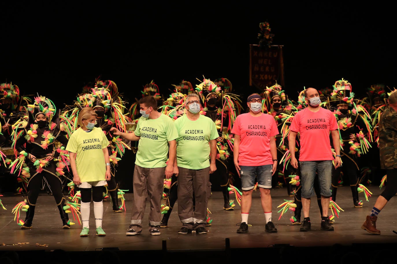 El público se entregó a las seis charangas que participaron ayer en el tradicional concurso en el Jovellanos. La Sardina bajó al escenario para bailar la 'Conga de Covadonga'