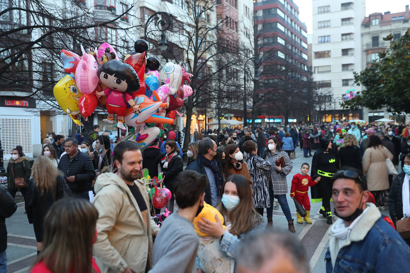 El público se entregó a las seis charangas que participaron ayer en el tradicional concurso en el Jovellanos. La Sardina bajó al escenario para bailar la 'Conga de Covadonga'