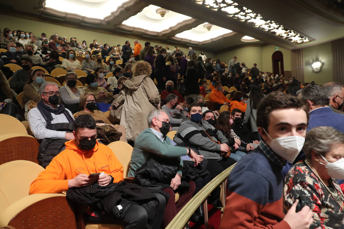 El público se entregó a las seis charangas que participaron ayer en el tradicional concurso en el Jovellanos. La Sardina bajó al escenario para bailar la 'Conga de Covadonga'