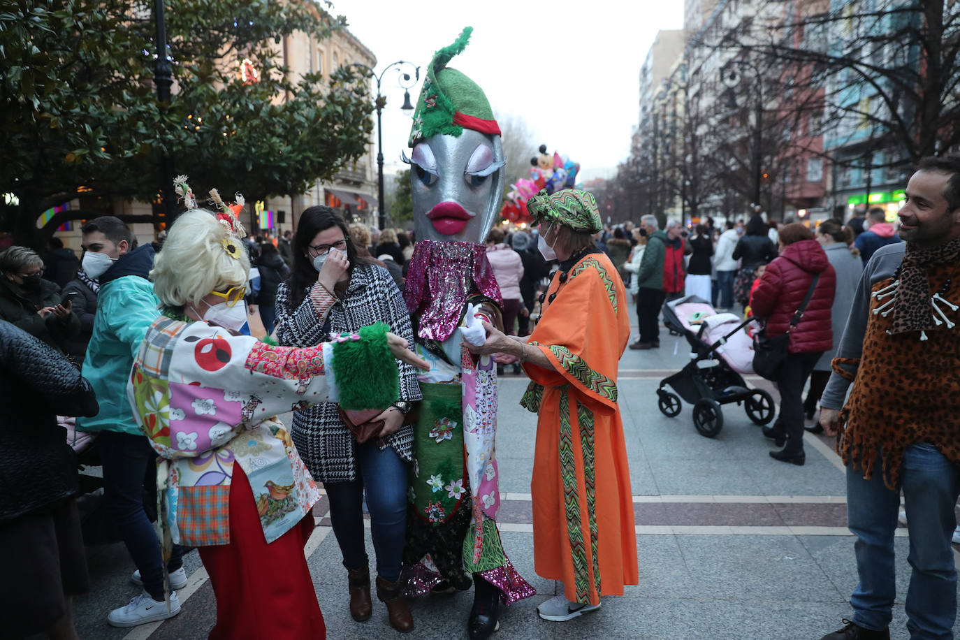 El público se entregó a las seis charangas que participaron ayer en el tradicional concurso en el Jovellanos. La Sardina bajó al escenario para bailar la 'Conga de Covadonga'
