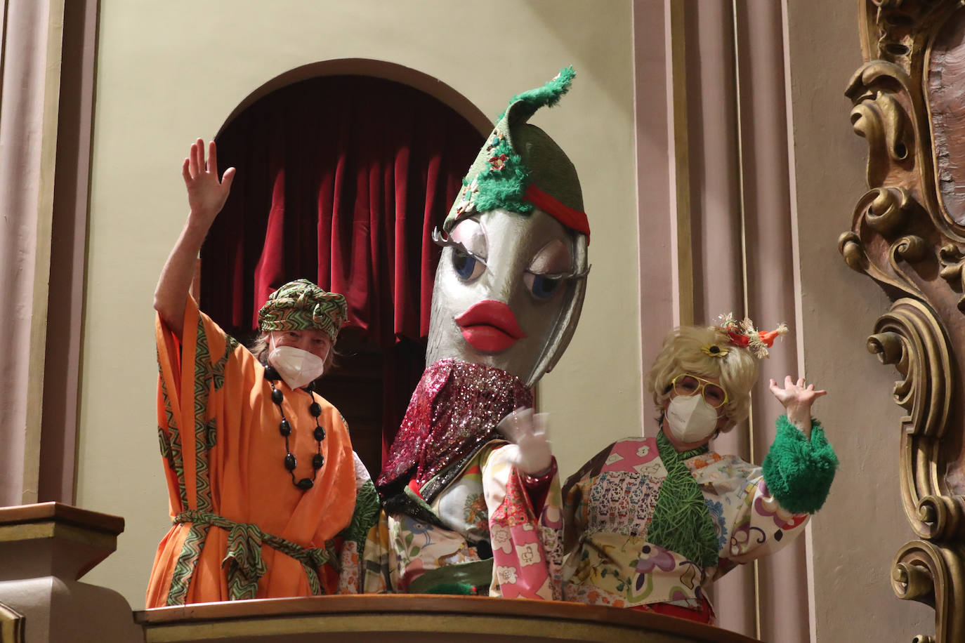 El público se entregó a las seis charangas que participaron ayer en el tradicional concurso en el Jovellanos. La Sardina bajó al escenario para bailar la 'Conga de Covadonga'