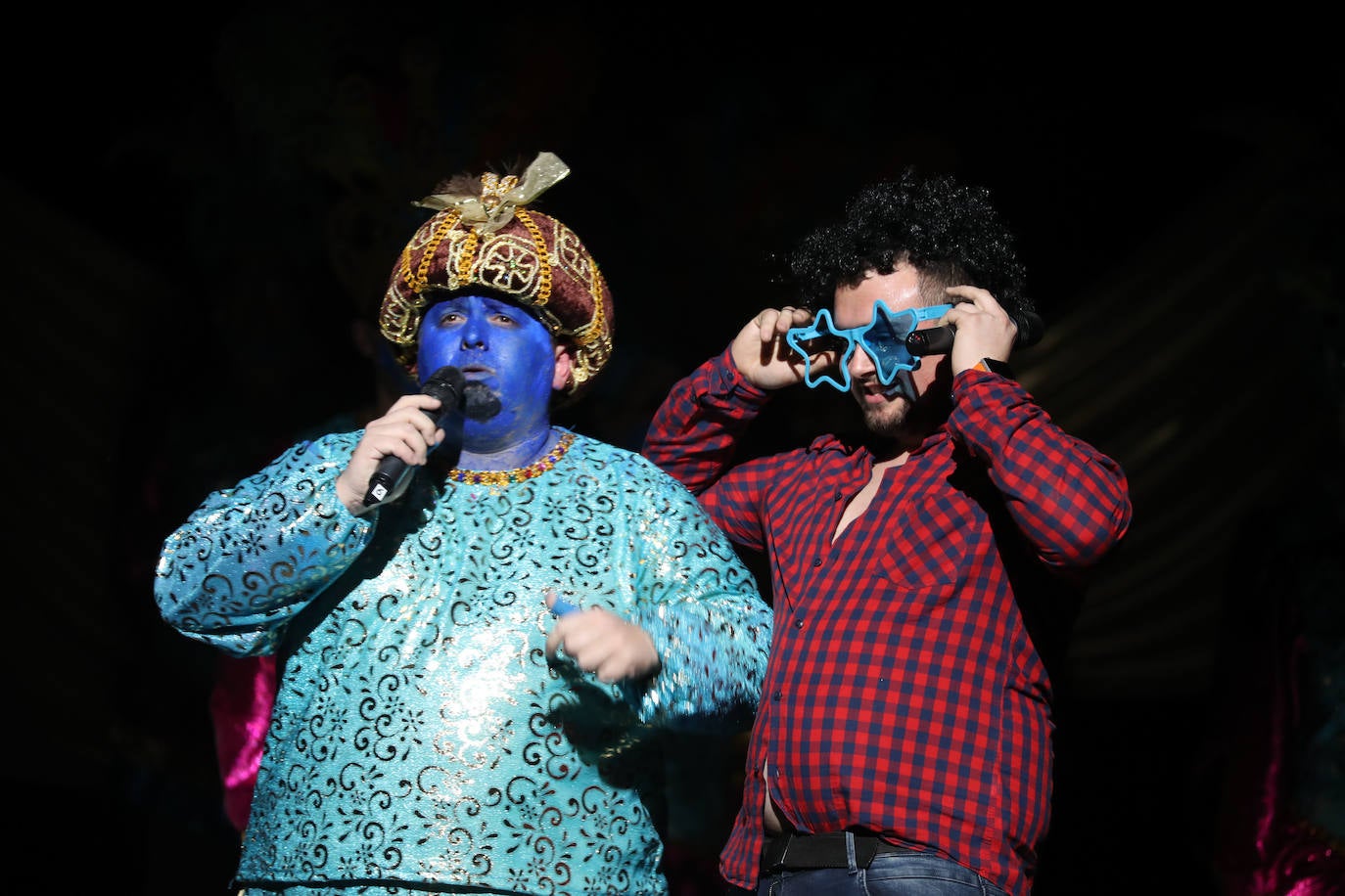 El público se entregó a las seis charangas que participaron ayer en el tradicional concurso en el Jovellanos. La Sardina bajó al escenario para bailar la 'Conga de Covadonga'