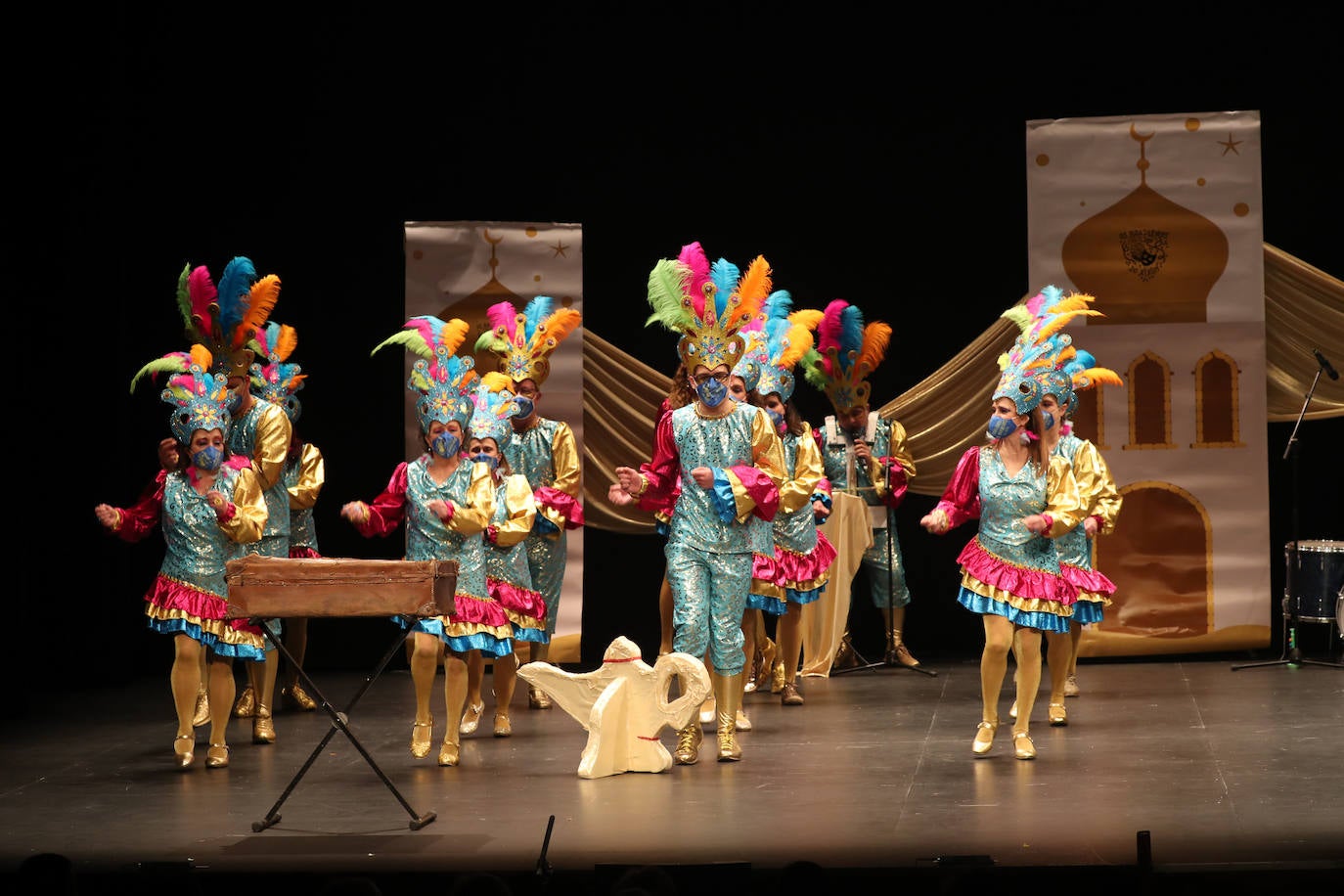 El público se entregó a las seis charangas que participaron ayer en el tradicional concurso en el Jovellanos. La Sardina bajó al escenario para bailar la 'Conga de Covadonga'