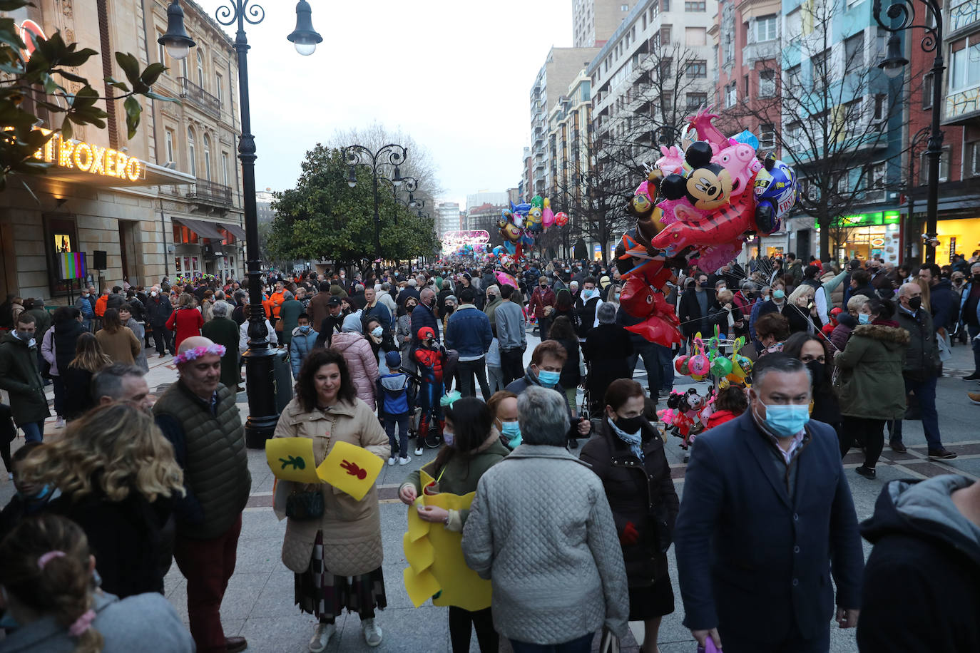 El público se entregó a las seis charangas que participaron ayer en el tradicional concurso en el Jovellanos. La Sardina bajó al escenario para bailar la 'Conga de Covadonga'