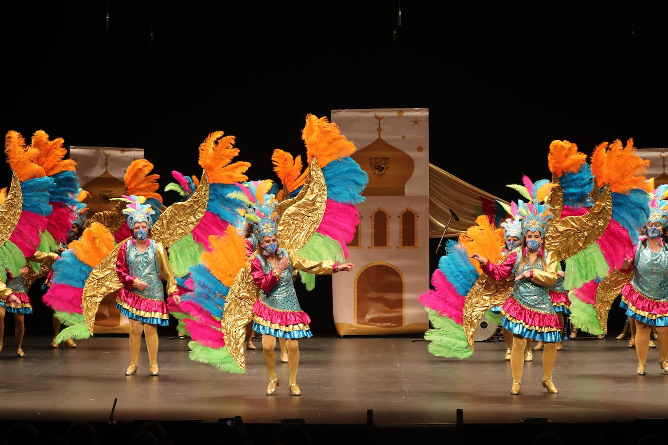 El público se entregó a las seis charangas que participaron ayer en el tradicional concurso en el Jovellanos. La Sardina bajó al escenario para bailar la 'Conga de Covadonga'