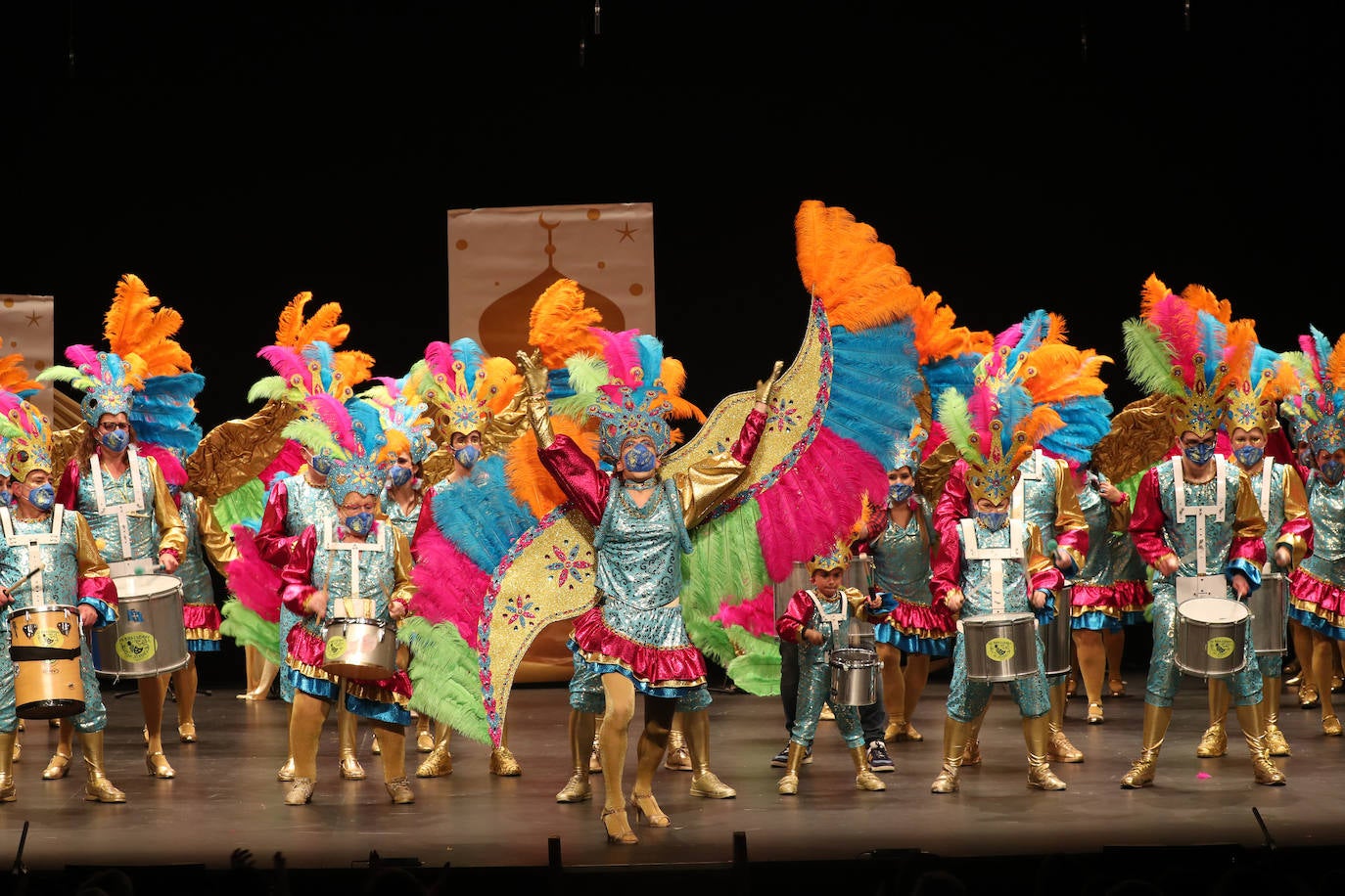 El público se entregó a las seis charangas que participaron ayer en el tradicional concurso en el Jovellanos. La Sardina bajó al escenario para bailar la 'Conga de Covadonga'