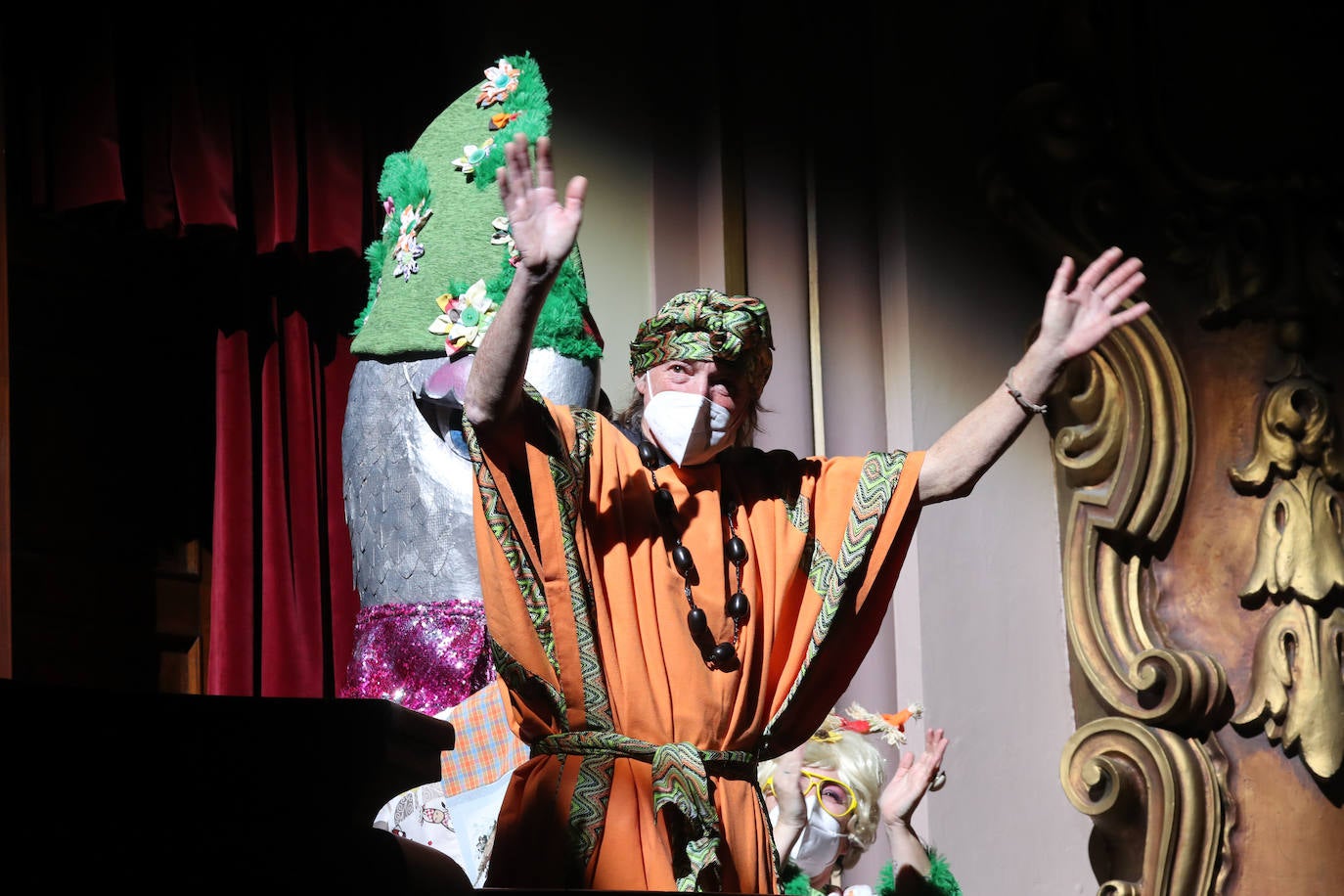 El público se entregó a las seis charangas que participaron ayer en el tradicional concurso en el Jovellanos. La Sardina bajó al escenario para bailar la 'Conga de Covadonga'