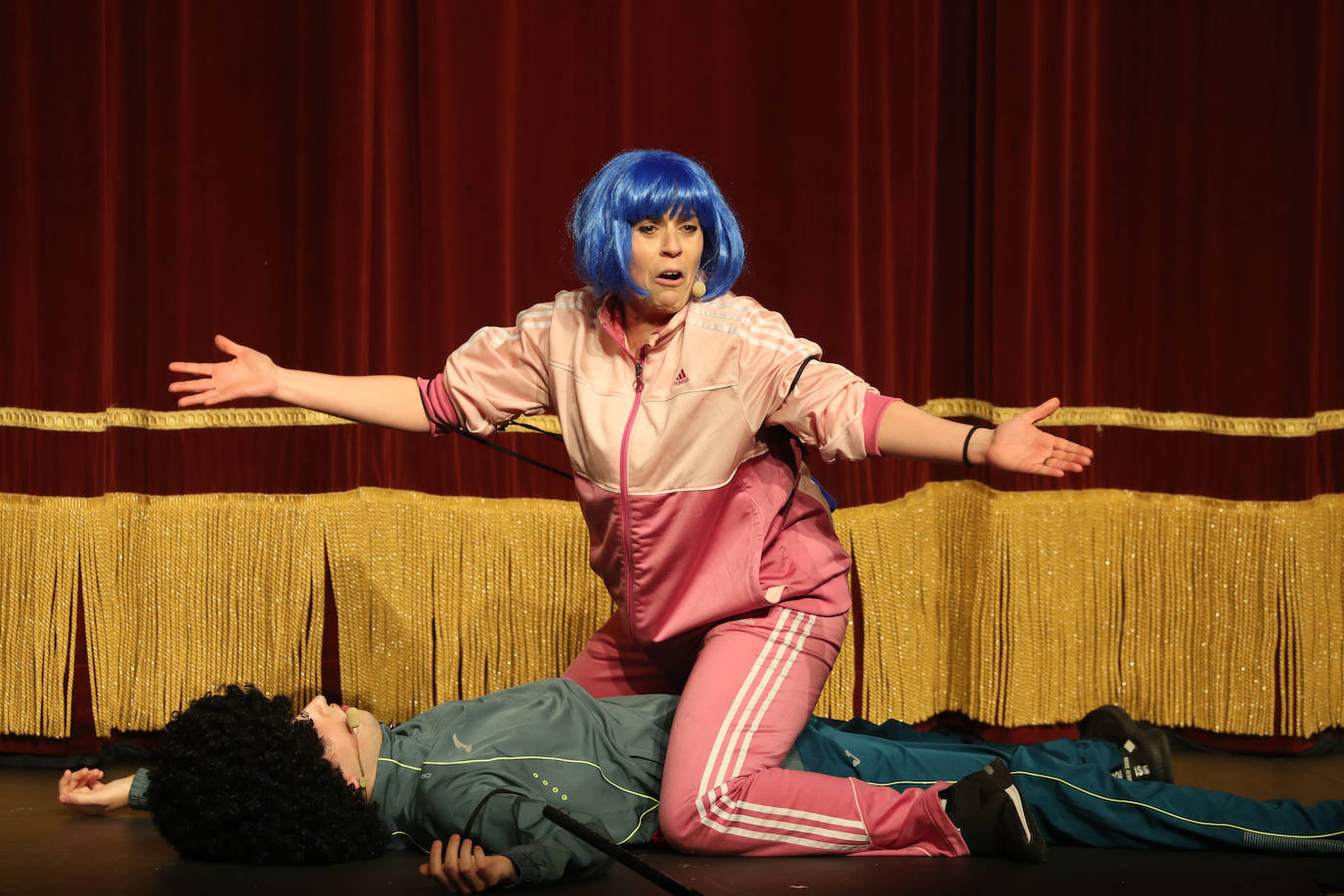 El público se entregó a las seis charangas que participaron ayer en el tradicional concurso en el Jovellanos. La Sardina bajó al escenario para bailar la 'Conga de Covadonga'