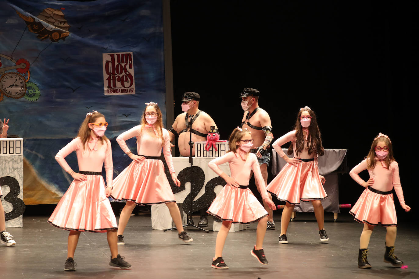 El público se entregó a las seis charangas que participaron ayer en el tradicional concurso en el Jovellanos. La Sardina bajó al escenario para bailar la 'Conga de Covadonga'