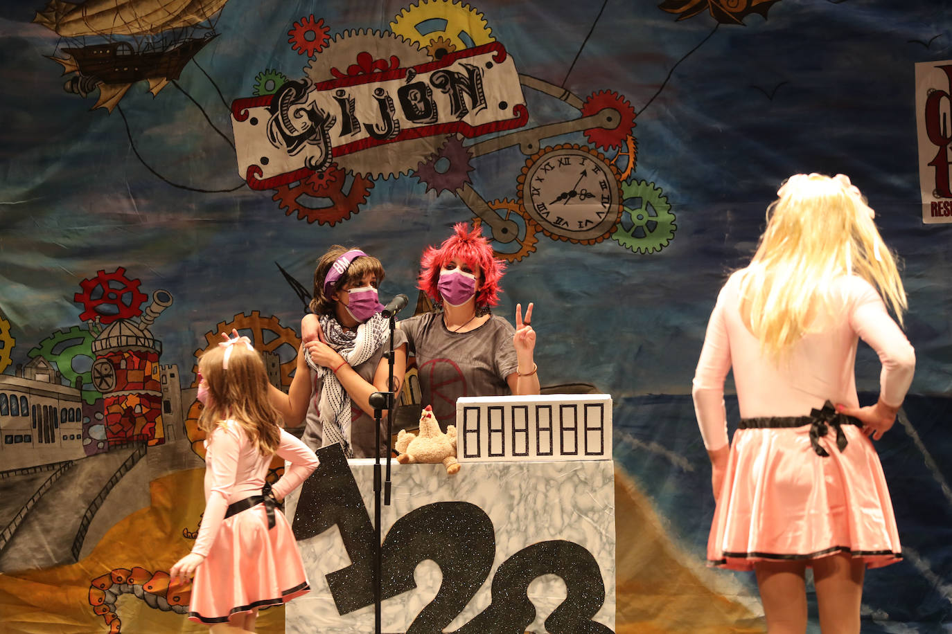 El público se entregó a las seis charangas que participaron ayer en el tradicional concurso en el Jovellanos. La Sardina bajó al escenario para bailar la 'Conga de Covadonga'