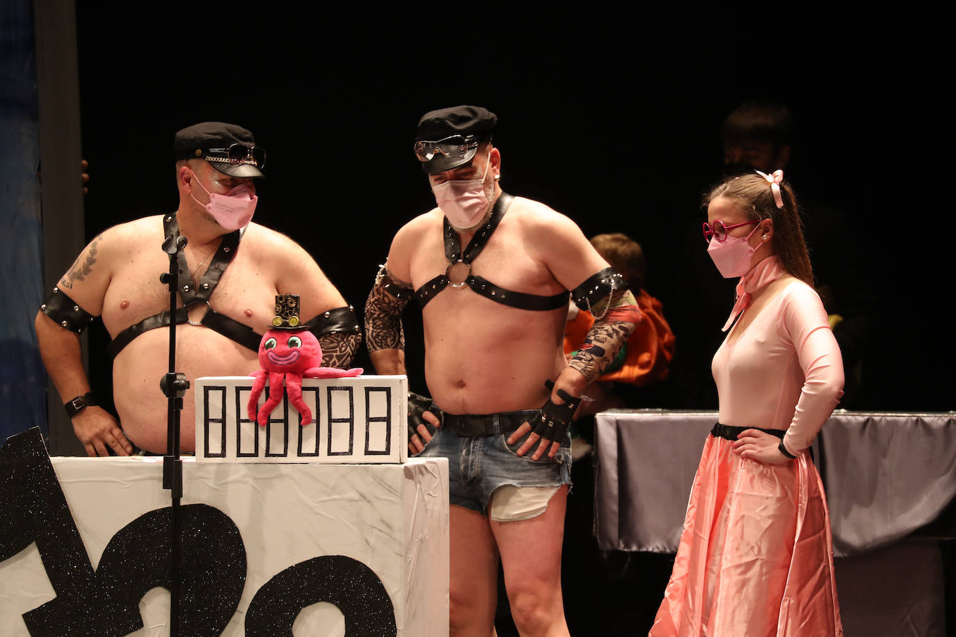 El público se entregó a las seis charangas que participaron ayer en el tradicional concurso en el Jovellanos. La Sardina bajó al escenario para bailar la 'Conga de Covadonga'