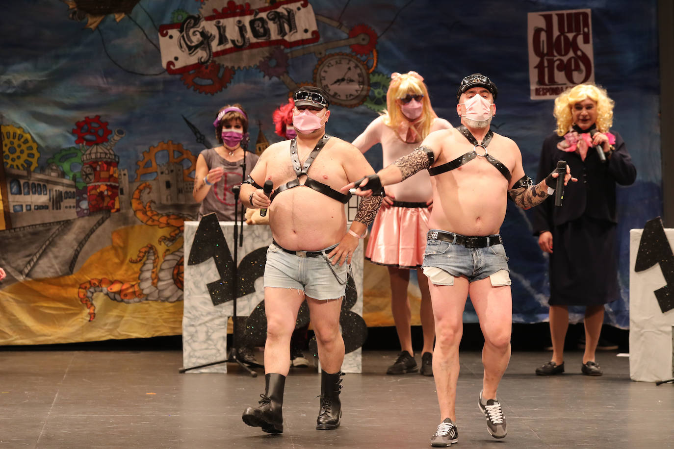 El público se entregó a las seis charangas que participaron ayer en el tradicional concurso en el Jovellanos. La Sardina bajó al escenario para bailar la 'Conga de Covadonga'