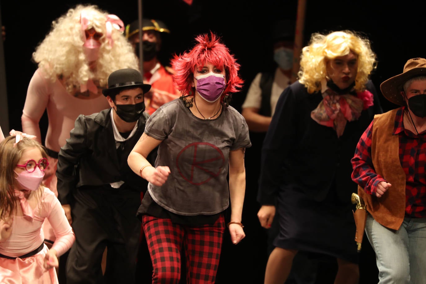 El público se entregó a las seis charangas que participaron ayer en el tradicional concurso en el Jovellanos. La Sardina bajó al escenario para bailar la 'Conga de Covadonga'