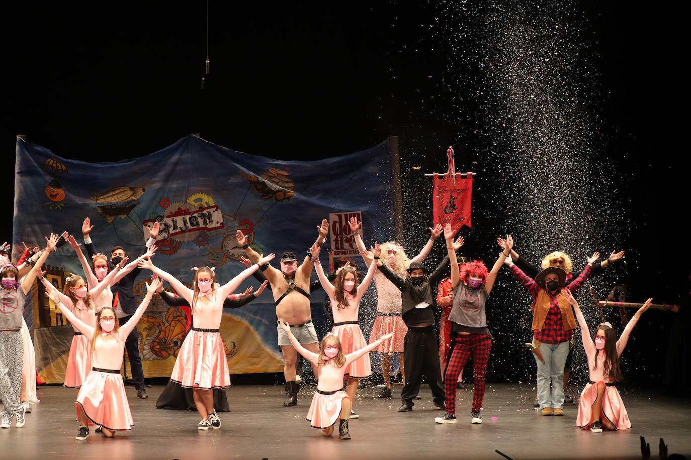 El público se entregó a las seis charangas que participaron ayer en el tradicional concurso en el Jovellanos. La Sardina bajó al escenario para bailar la 'Conga de Covadonga'