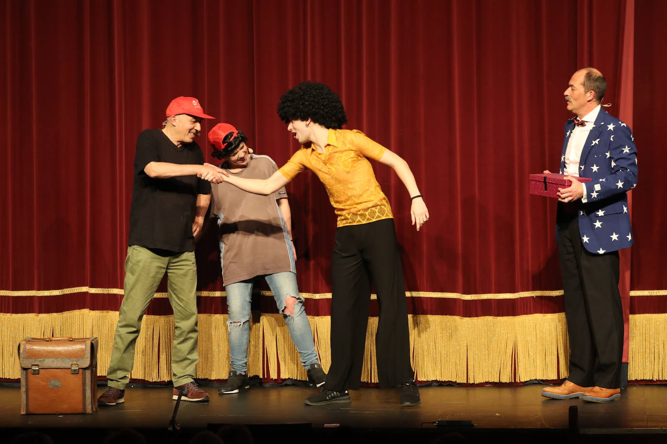 El público se entregó a las seis charangas que participaron ayer en el tradicional concurso en el Jovellanos. La Sardina bajó al escenario para bailar la 'Conga de Covadonga'