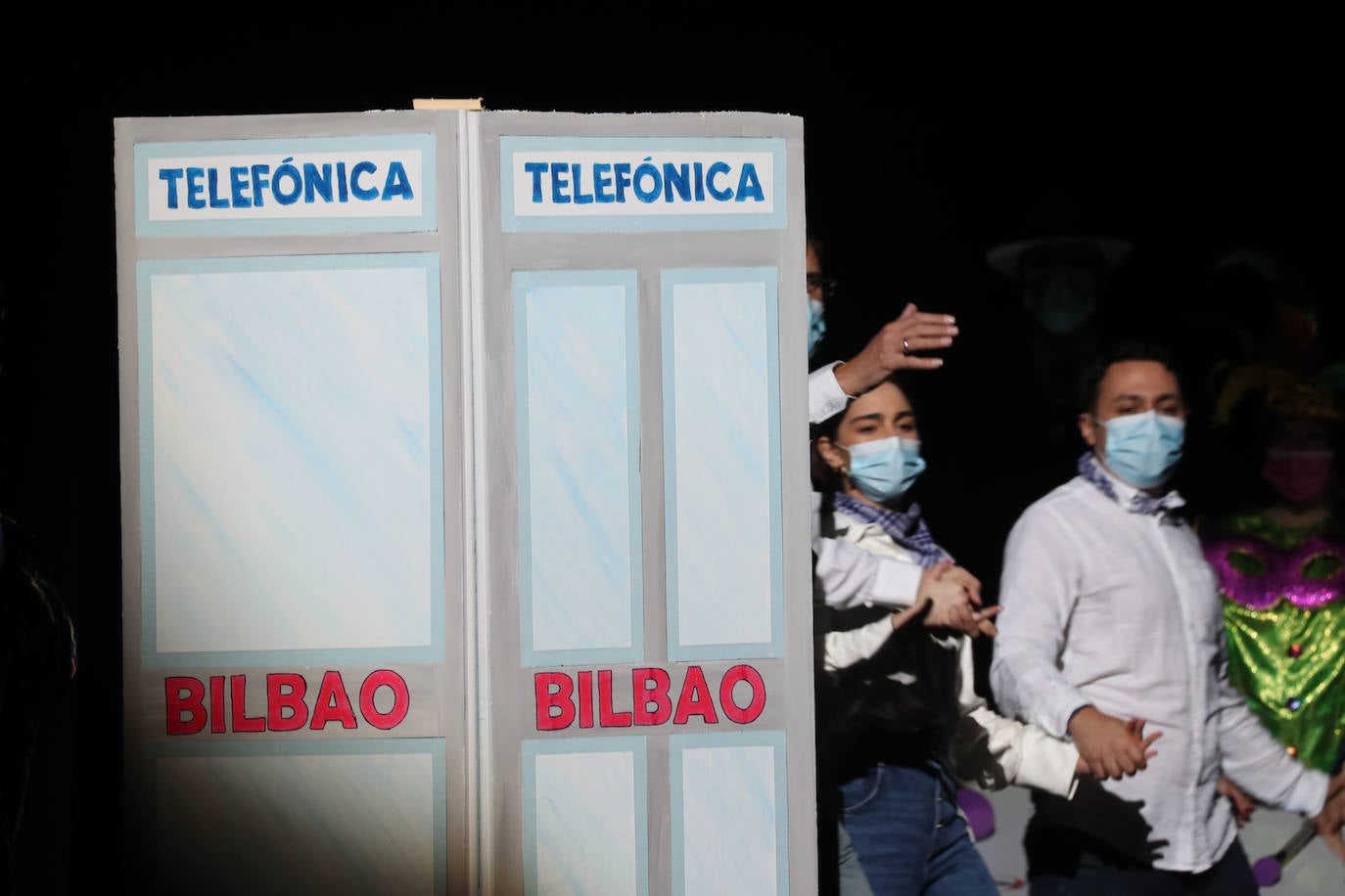 El público se entregó a las seis charangas que participaron ayer en el tradicional concurso en el Jovellanos. La Sardina bajó al escenario para bailar la 'Conga de Covadonga'