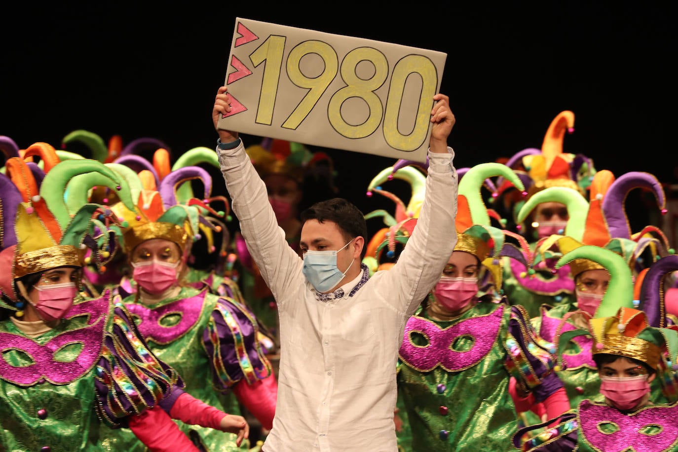 El público se entregó a las seis charangas que participaron ayer en el tradicional concurso en el Jovellanos. La Sardina bajó al escenario para bailar la 'Conga de Covadonga'
