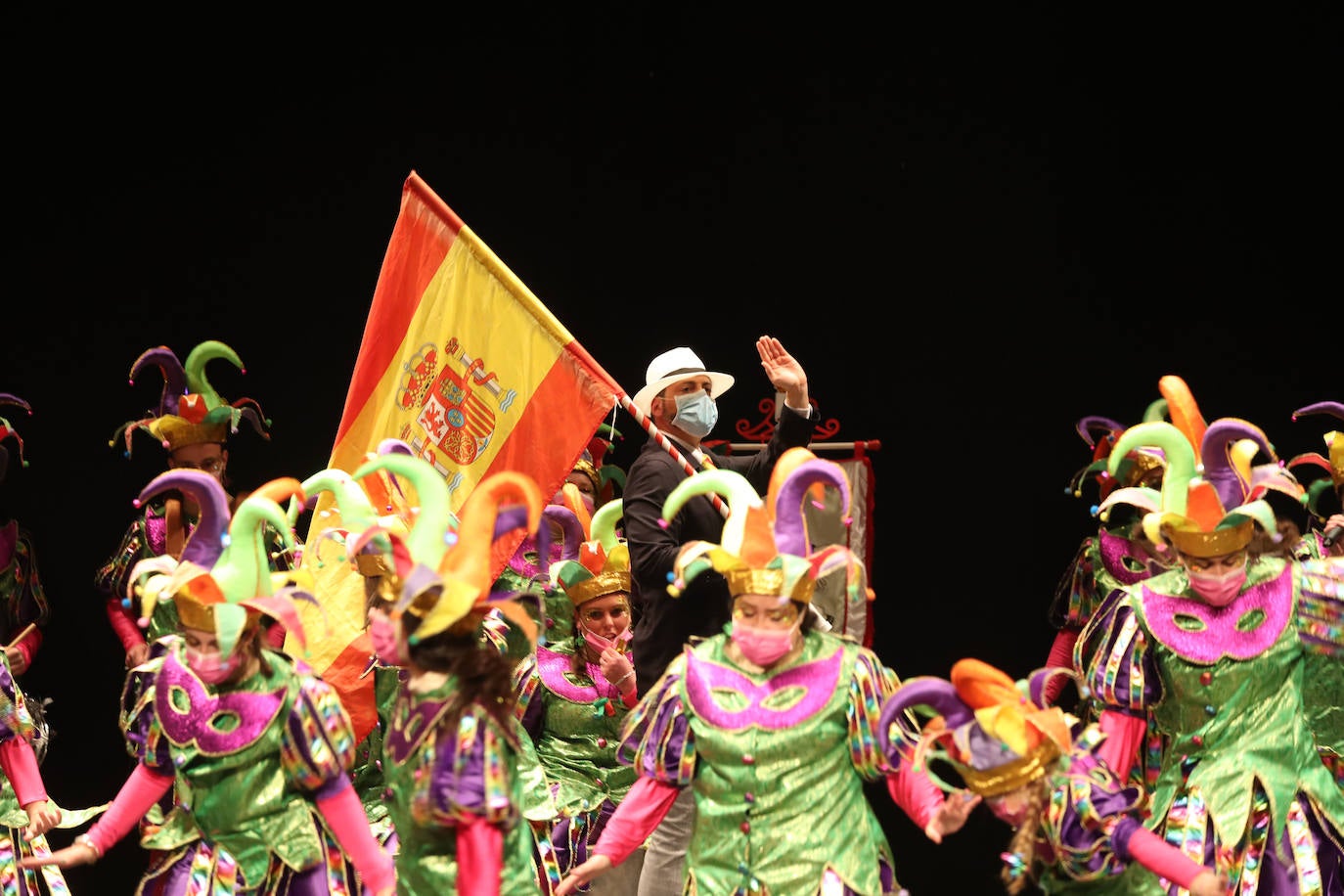 El público se entregó a las seis charangas que participaron ayer en el tradicional concurso en el Jovellanos. La Sardina bajó al escenario para bailar la 'Conga de Covadonga'
