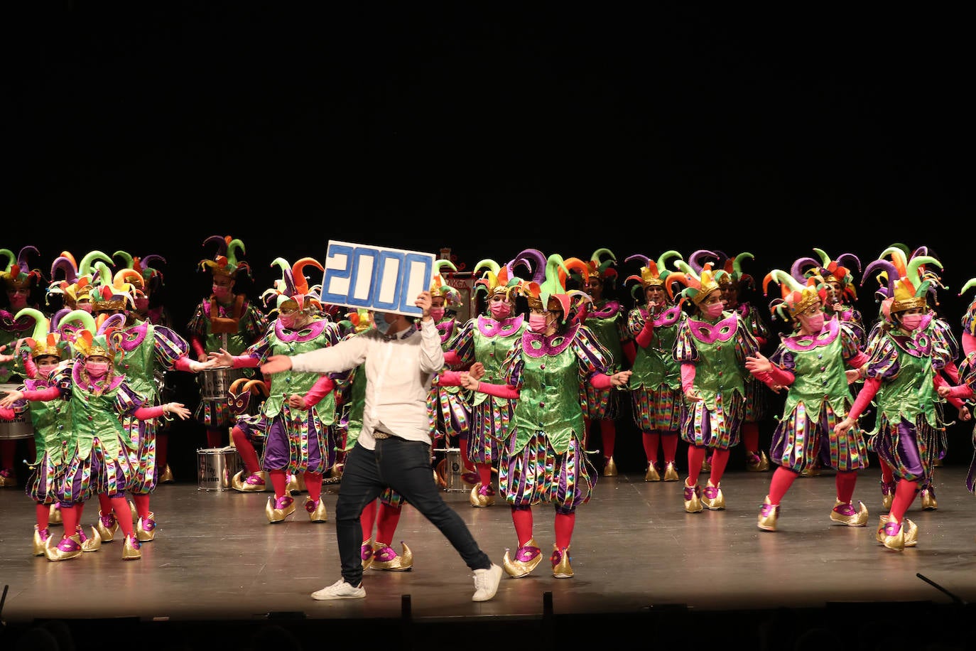 El público se entregó a las seis charangas que participaron ayer en el tradicional concurso en el Jovellanos. La Sardina bajó al escenario para bailar la 'Conga de Covadonga'