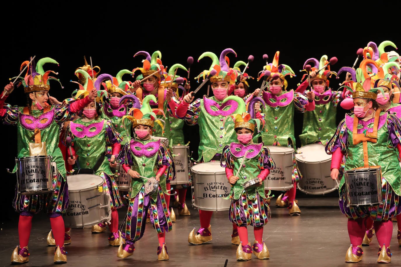 El público se entregó a las seis charangas que participaron ayer en el tradicional concurso en el Jovellanos. La Sardina bajó al escenario para bailar la 'Conga de Covadonga'