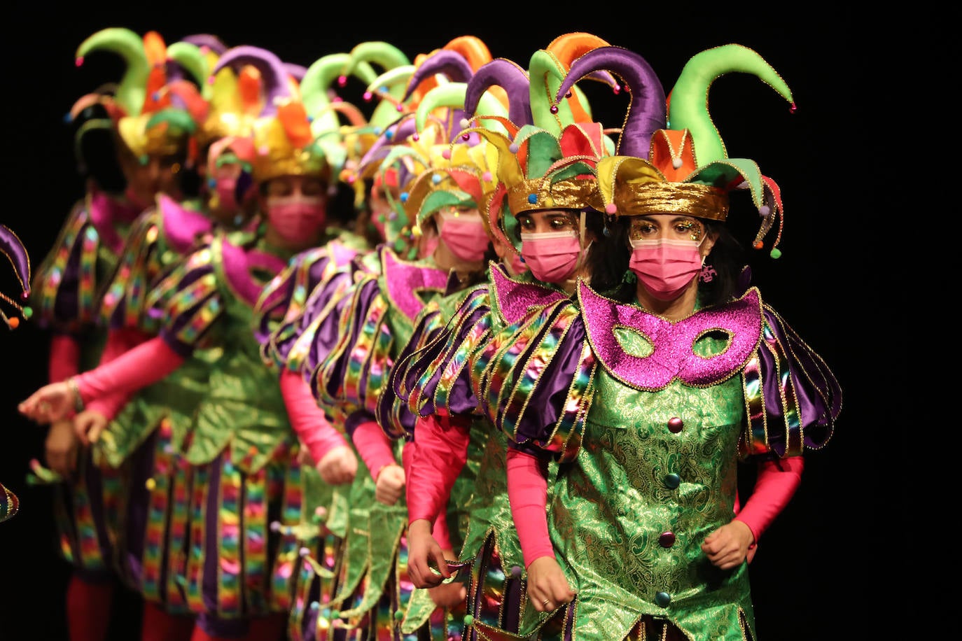 El público se entregó a las seis charangas que participaron ayer en el tradicional concurso en el Jovellanos. La Sardina bajó al escenario para bailar la 'Conga de Covadonga'