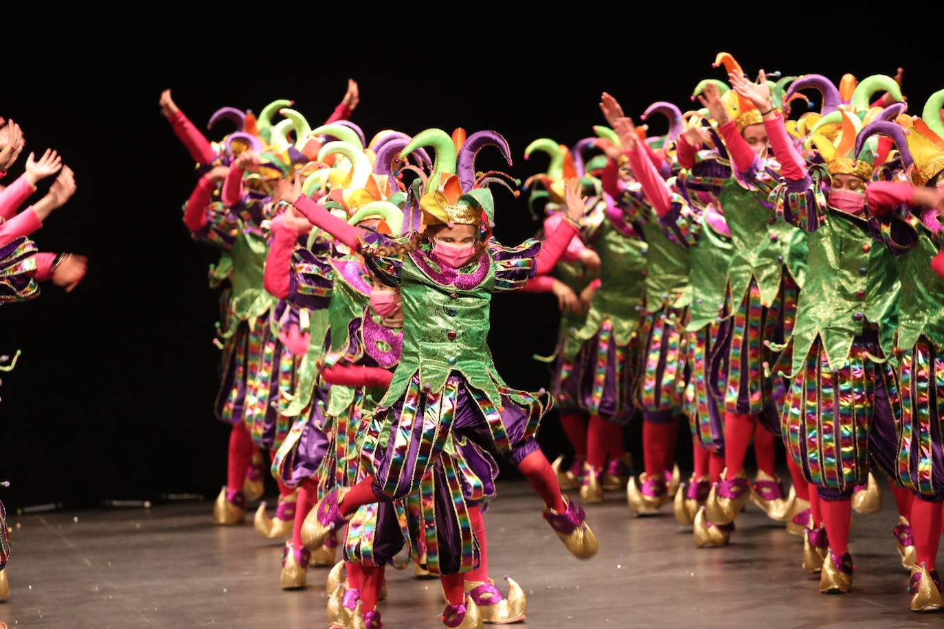 El público se entregó a las seis charangas que participaron ayer en el tradicional concurso en el Jovellanos. La Sardina bajó al escenario para bailar la 'Conga de Covadonga'