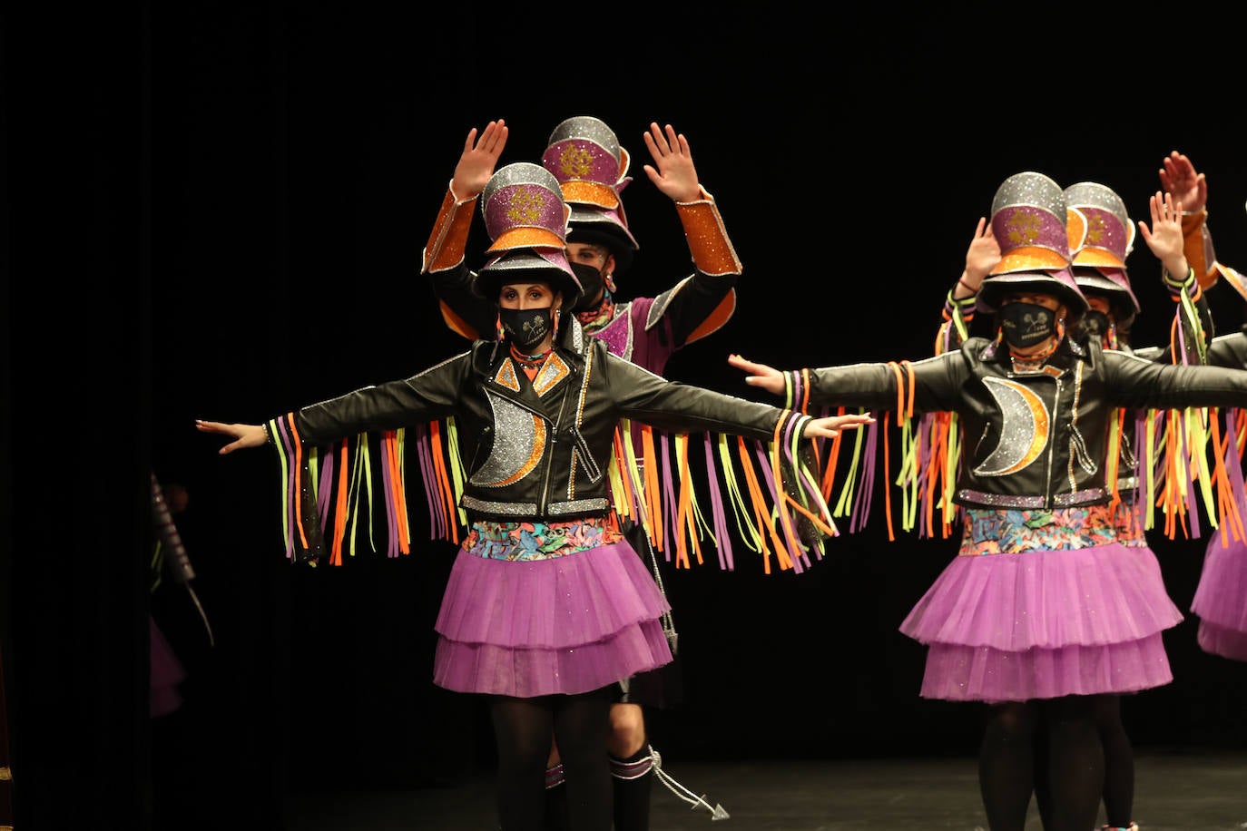 El público se entregó a las seis charangas que participaron ayer en el tradicional concurso en el Jovellanos. La Sardina bajó al escenario para bailar la 'Conga de Covadonga'