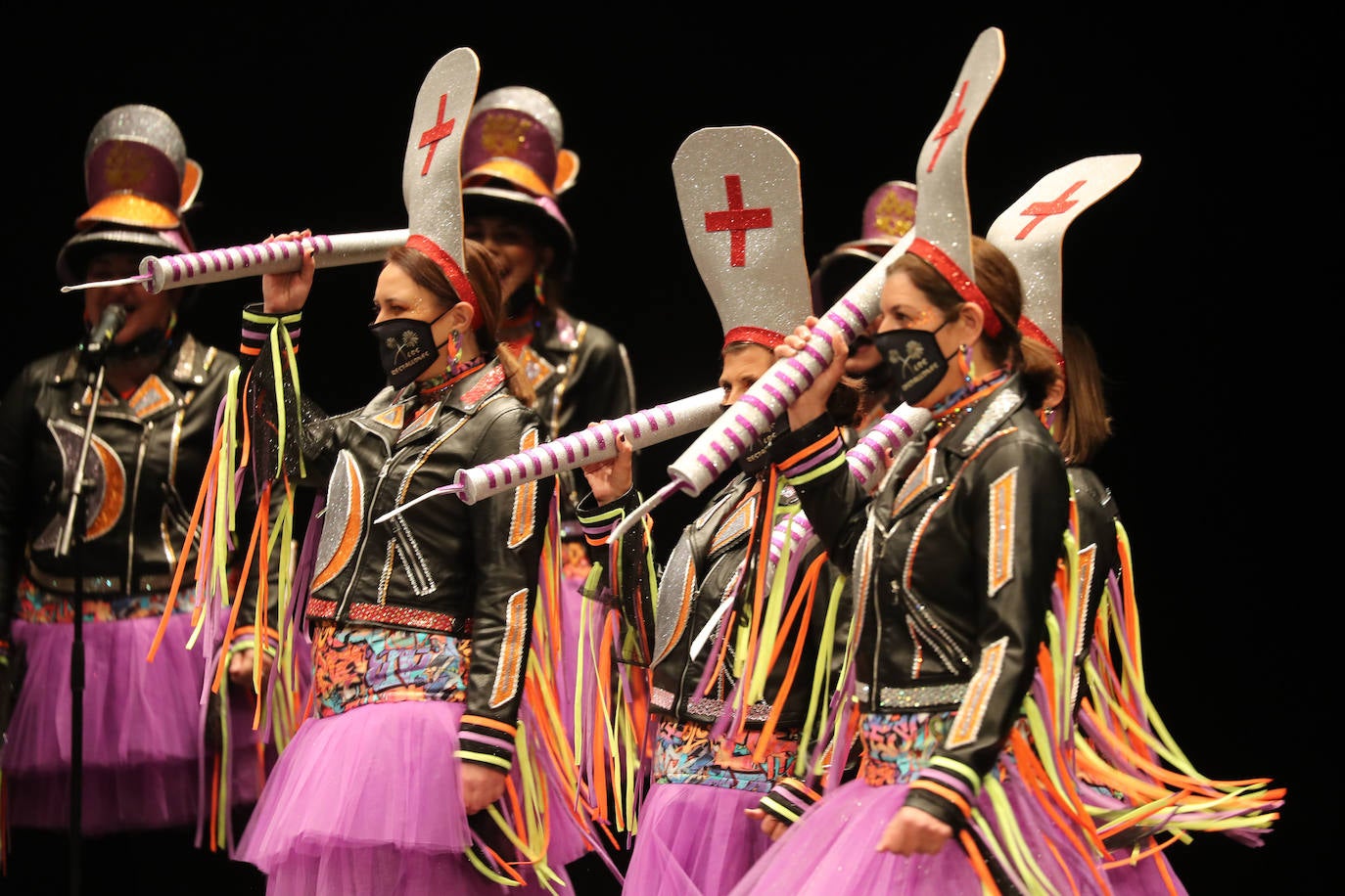 El público se entregó a las seis charangas que participaron ayer en el tradicional concurso en el Jovellanos. La Sardina bajó al escenario para bailar la 'Conga de Covadonga'