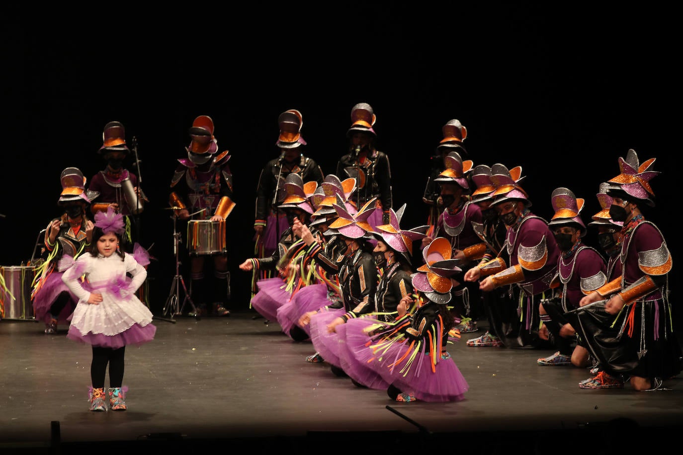 El público se entregó a las seis charangas que participaron ayer en el tradicional concurso en el Jovellanos. La Sardina bajó al escenario para bailar la 'Conga de Covadonga'