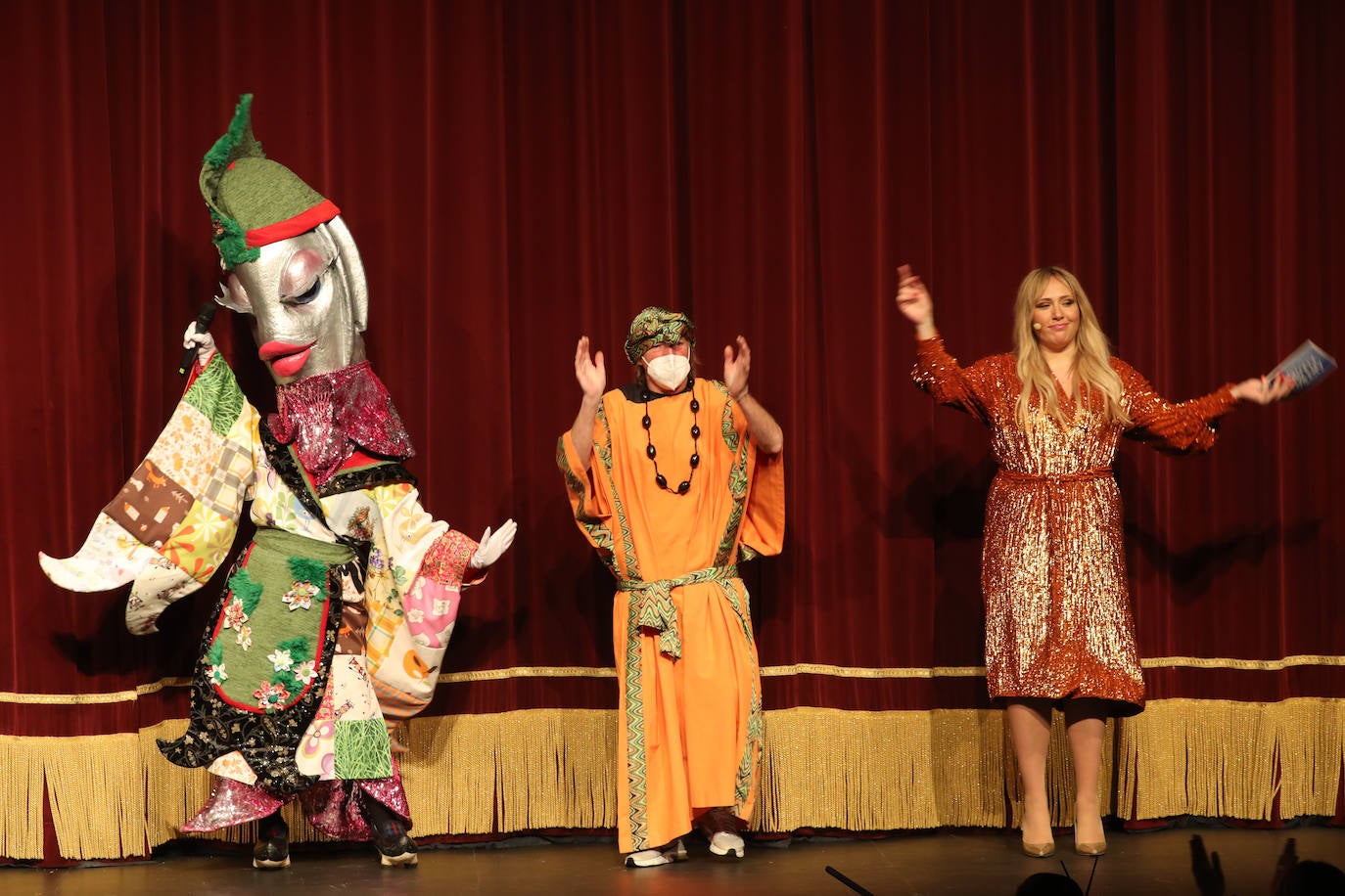 El público se entregó a las seis charangas que participaron ayer en el tradicional concurso en el Jovellanos. La Sardina bajó al escenario para bailar la 'Conga de Covadonga'
