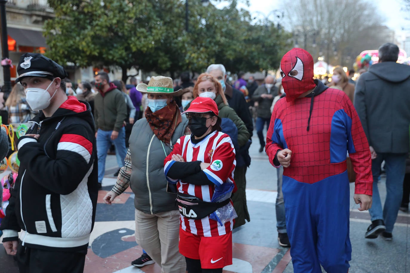 El público se entregó a las seis charangas que participaron ayer en el tradicional concurso en el Jovellanos. La Sardina bajó al escenario para bailar la 'Conga de Covadonga'