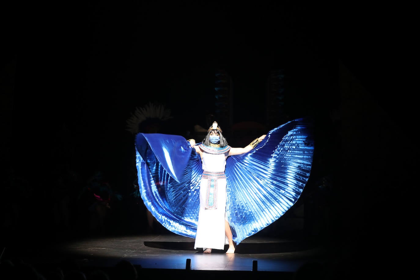 El público se entregó a las seis charangas que participaron ayer en el tradicional concurso en el Jovellanos. La Sardina bajó al escenario para bailar la 'Conga de Covadonga'