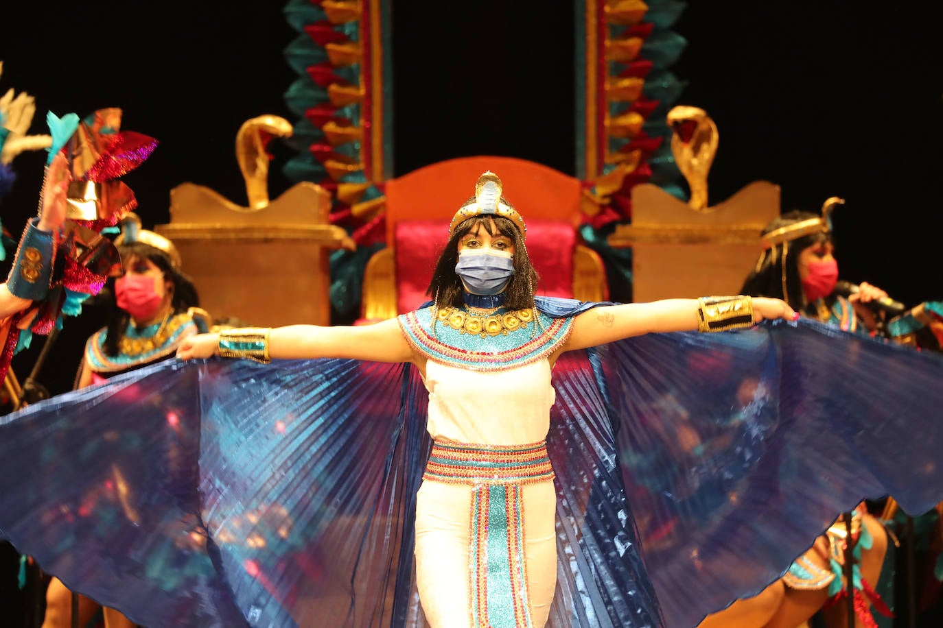 El público se entregó a las seis charangas que participaron ayer en el tradicional concurso en el Jovellanos. La Sardina bajó al escenario para bailar la 'Conga de Covadonga'