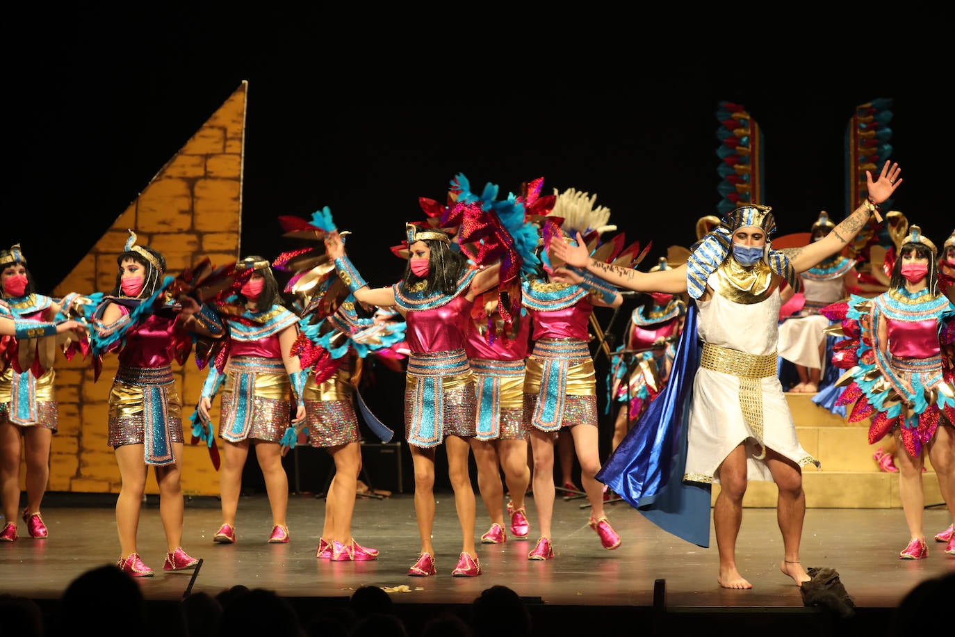 El público se entregó a las seis charangas que participaron ayer en el tradicional concurso en el Jovellanos. La Sardina bajó al escenario para bailar la 'Conga de Covadonga'