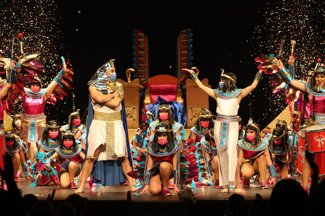 El público se entregó a las seis charangas que participaron ayer en el tradicional concurso en el Jovellanos. La Sardina bajó al escenario para bailar la 'Conga de Covadonga'