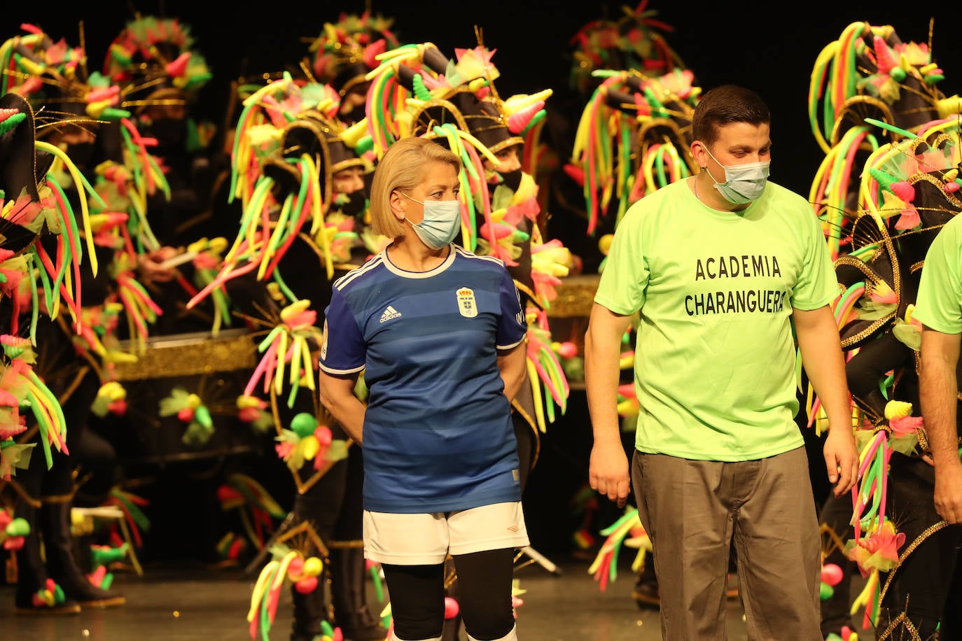 El público se entregó a las seis charangas que participaron ayer en el tradicional concurso en el Jovellanos. La Sardina bajó al escenario para bailar la 'Conga de Covadonga'