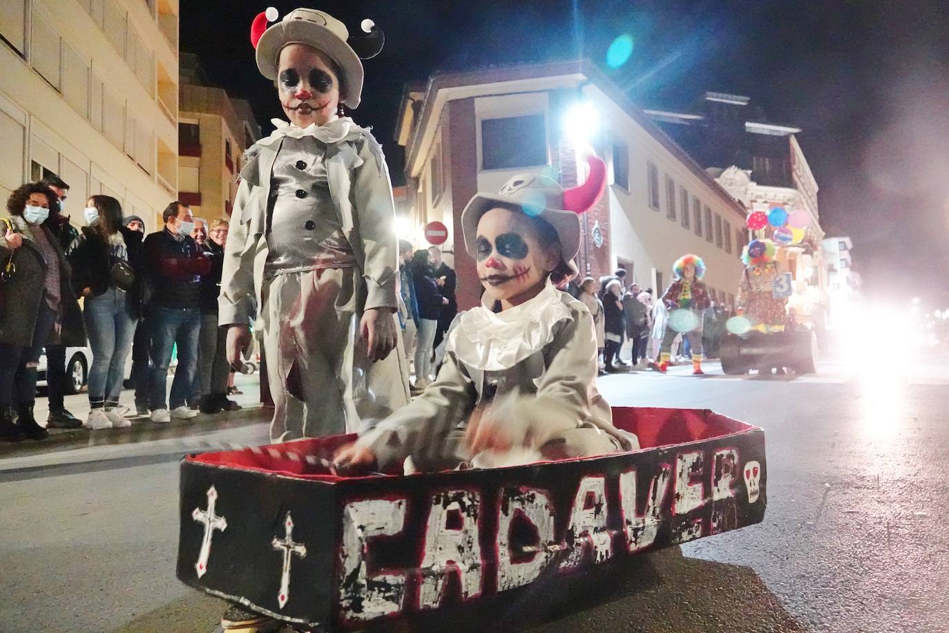 El desfile del Carnaval volvió a las calles de Ribadesella. El ritmo y color dio vida a la villa con una gran variedad de atuendos que alegraron a los vecinos hasta la medianoche.