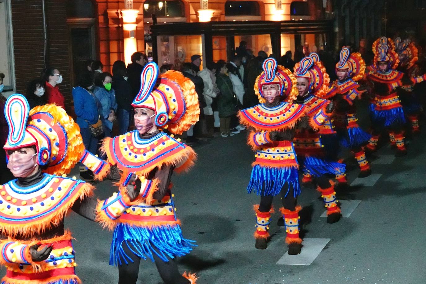 El desfile del Carnaval volvió a las calles de Ribadesella. El ritmo y color dio vida a la villa con una gran variedad de atuendos que alegraron a los vecinos hasta la medianoche.