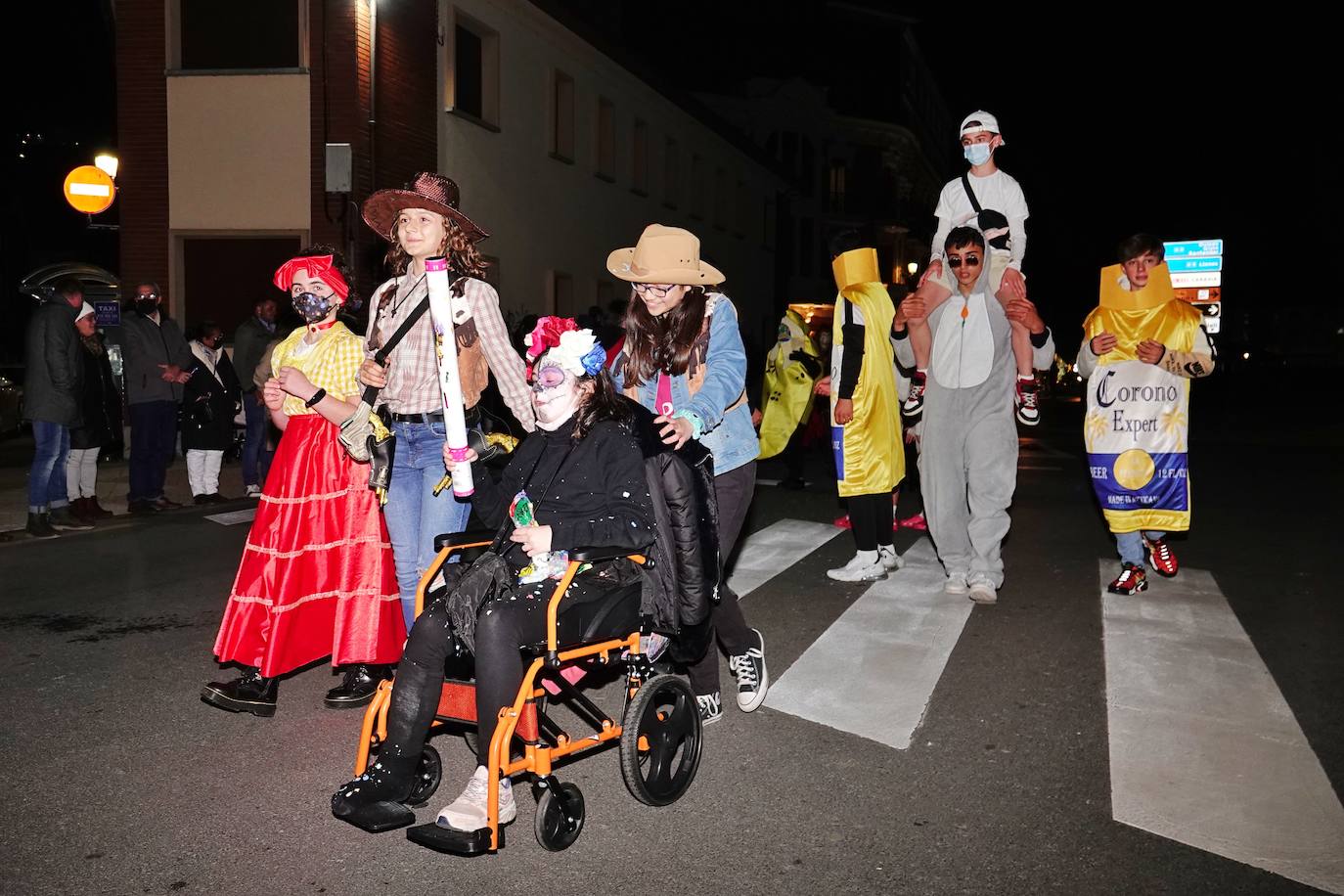 El desfile del Carnaval volvió a las calles de Ribadesella. El ritmo y color dio vida a la villa con una gran variedad de atuendos que alegraron a los vecinos hasta la medianoche.