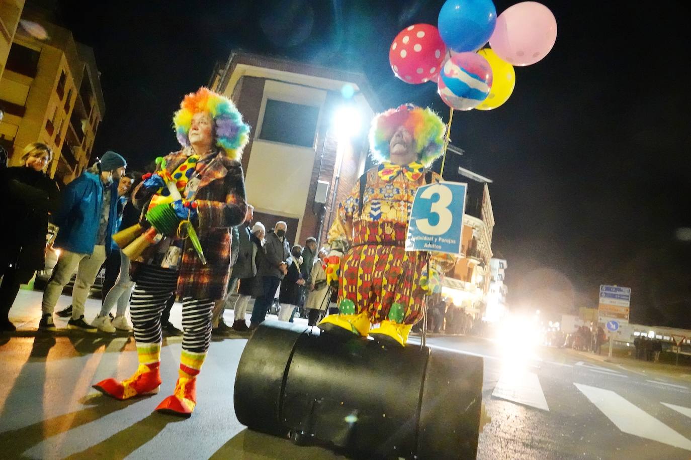 El desfile del Carnaval volvió a las calles de Ribadesella. El ritmo y color dio vida a la villa con una gran variedad de atuendos que alegraron a los vecinos hasta la medianoche.