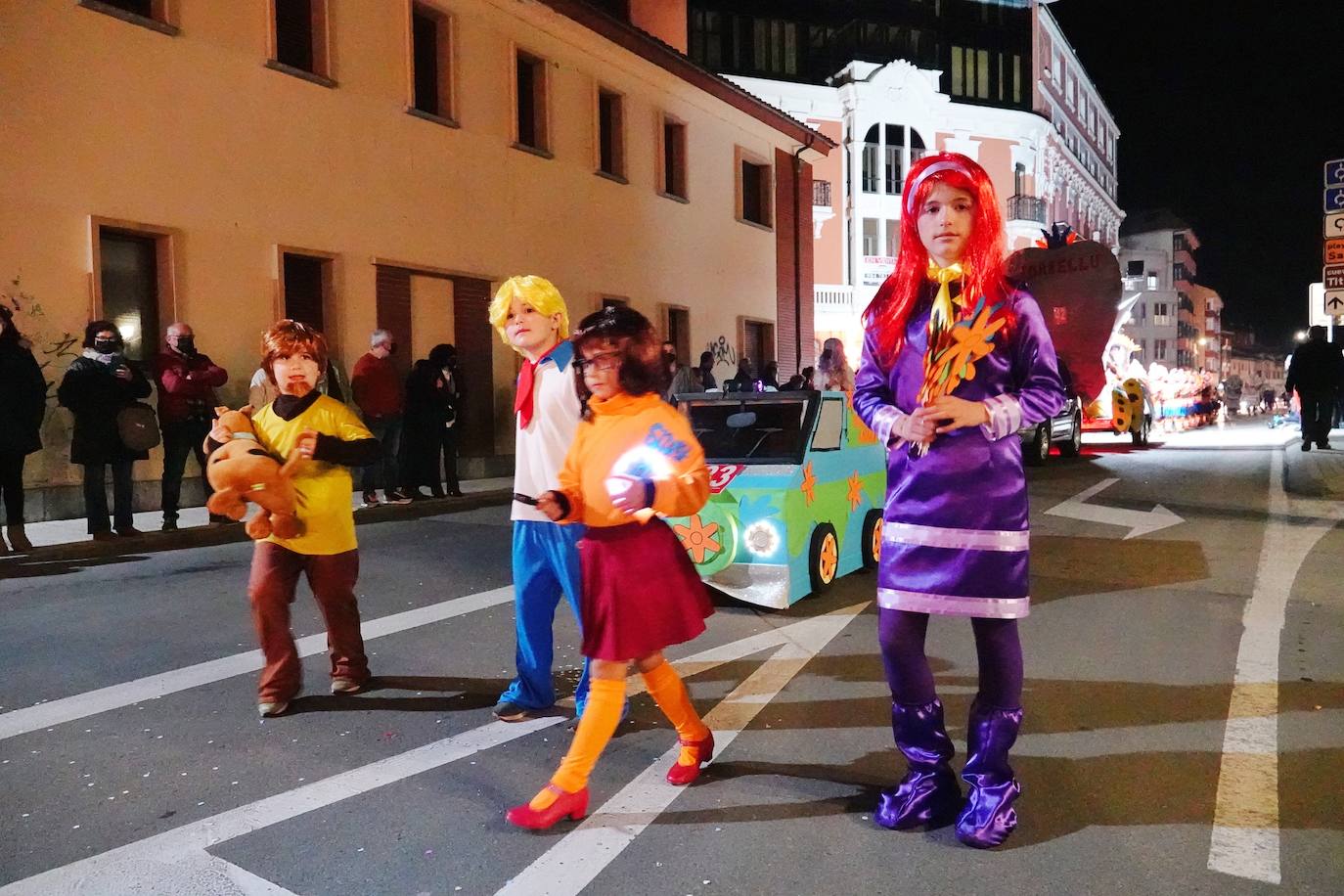 El desfile del Carnaval volvió a las calles de Ribadesella. El ritmo y color dio vida a la villa con una gran variedad de atuendos que alegraron a los vecinos hasta la medianoche.