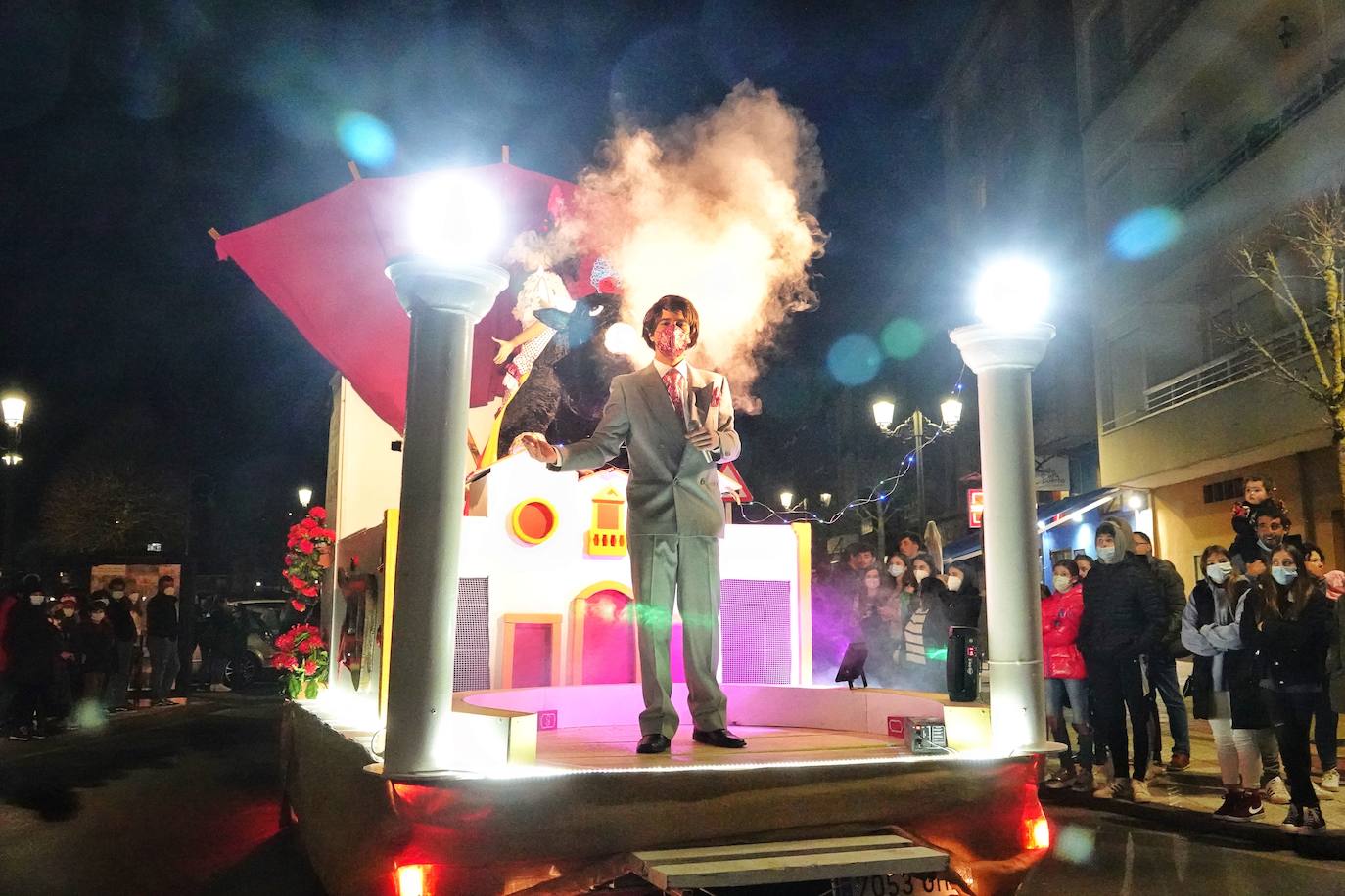 El desfile del Carnaval volvió a las calles de Ribadesella. El ritmo y color dio vida a la villa con una gran variedad de atuendos que alegraron a los vecinos hasta la medianoche.