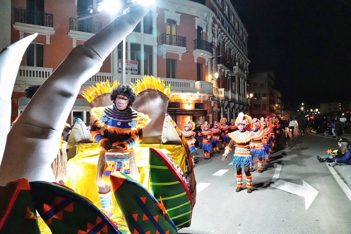 El desfile del Carnaval volvió a las calles de Ribadesella. El ritmo y color dio vida a la villa con una gran variedad de atuendos que alegraron a los vecinos hasta la medianoche.