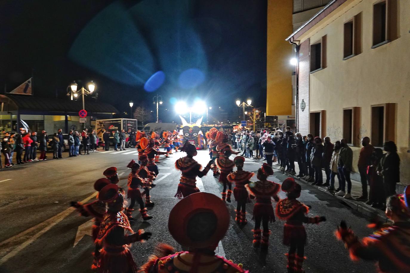 El desfile del Carnaval volvió a las calles de Ribadesella. El ritmo y color dio vida a la villa con una gran variedad de atuendos que alegraron a los vecinos hasta la medianoche.