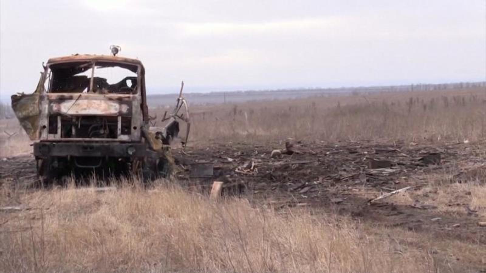 Un vehículo destrozado en el frente de la guerra.