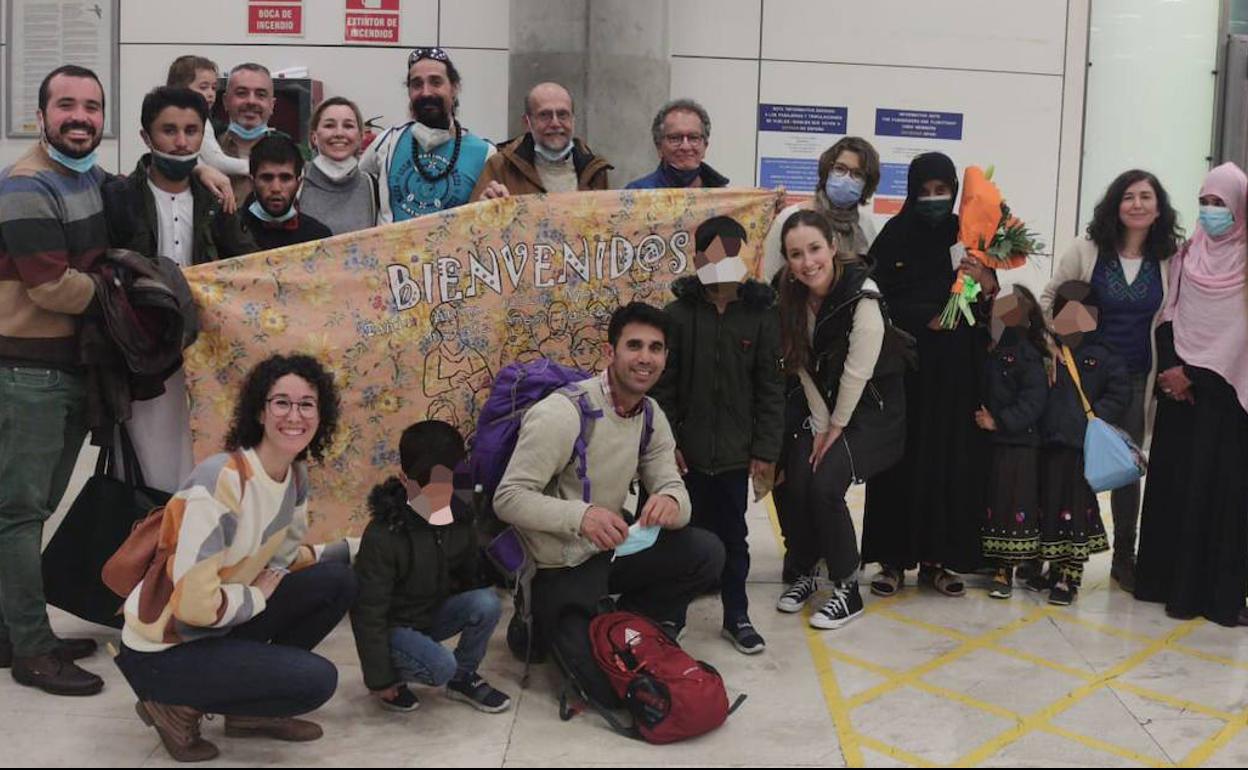 Tahir, en el Aeropuerto de Presidente Adolfo Suárez-Madrid Barajas, con sus familiares recién llegados. 