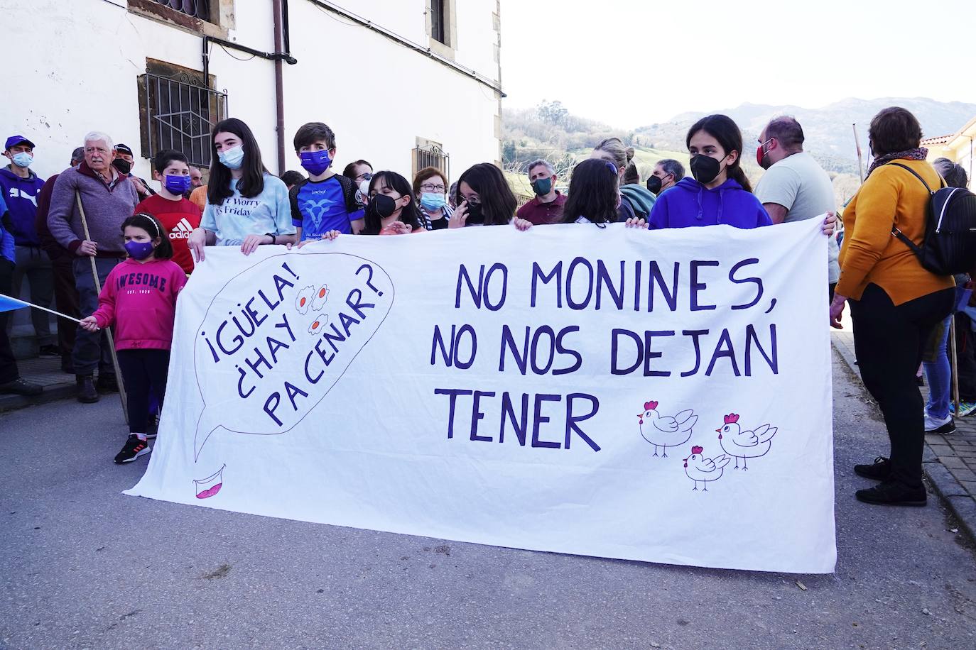 Una tractorada por el futuro de la ganadería y la agricultura en la comarca oriental de Asturias, convocada por la Asociación de Ganaderos y Agricultores del oriente de Asturias (Ganagri), recorrió este mediodía los 3,5 km que separan Suarías de Panes, capital de Peñamellera Baja por la carretera la carretera N-621